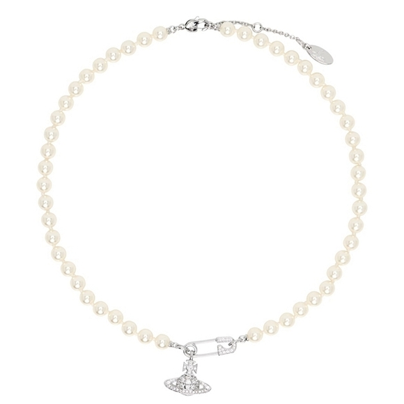 Vivienne Westwood Jewelry - 🩶🔹️VIVIENNE WESTWOOD 🔹️Off-White Lucrece Pearl Necklace (Silver Tone)